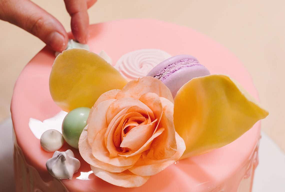 Peach fuzz, the trending color for your buttercream frosting